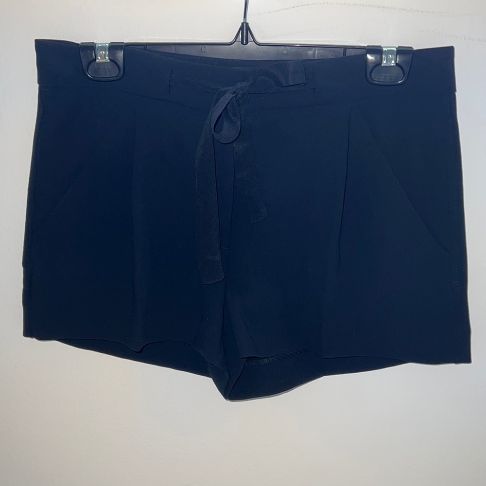 Aritzia- Wilfred Black shorts w/pockets, Hooke/eye & ribbon front tie, size 4